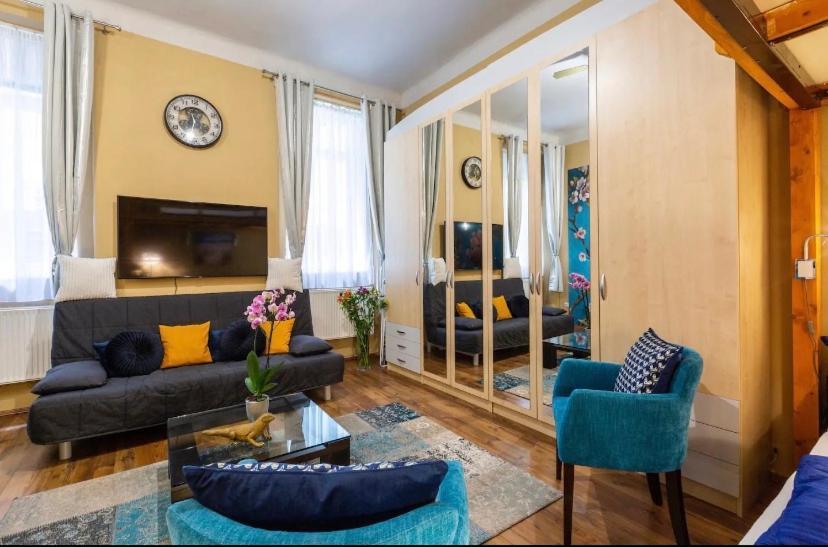 Cherry Blossom Designer Apartment In The Center With Free Parking Budapest Bagian luar foto