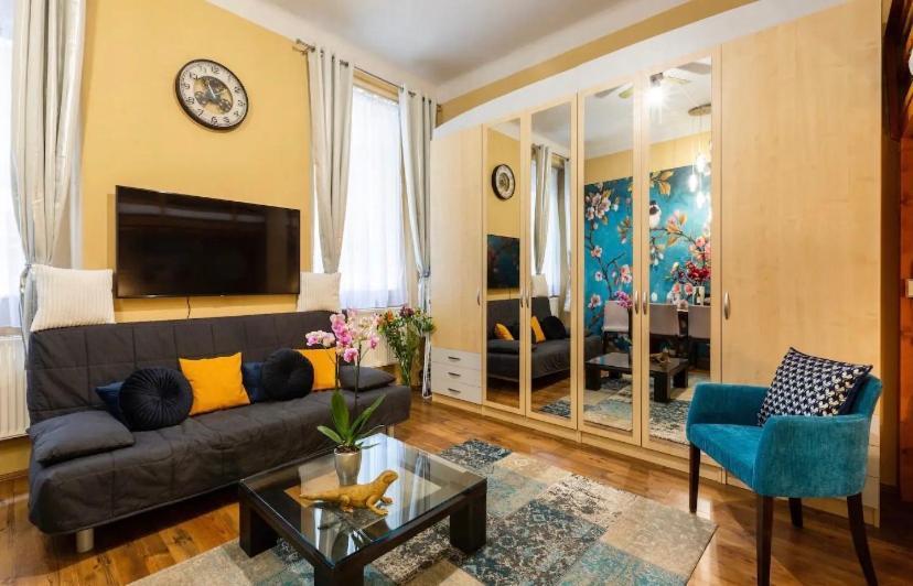 Cherry Blossom Designer Apartment In The Center With Free Parking Budapest Bagian luar foto